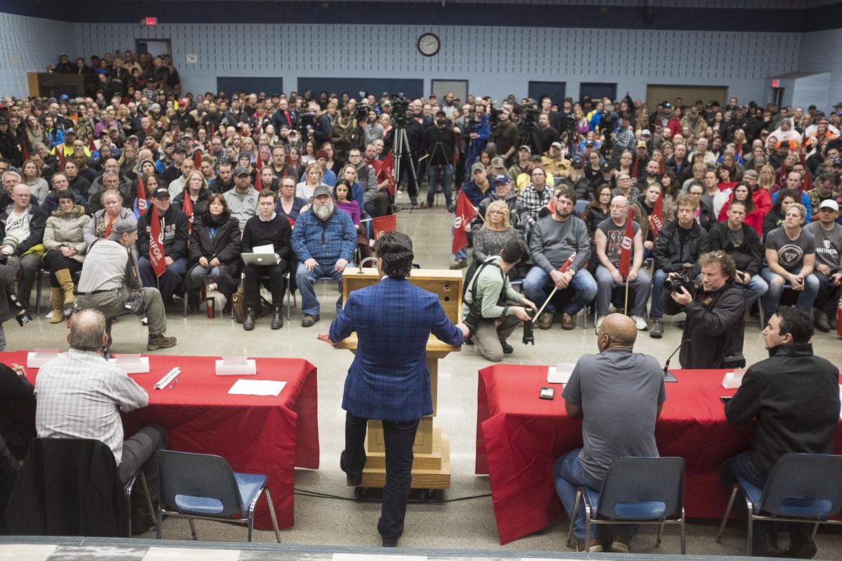 Quang cảnh buổi họp mặt các công nhân ở nhà máy Oshawa, Ontario, Canada của GM