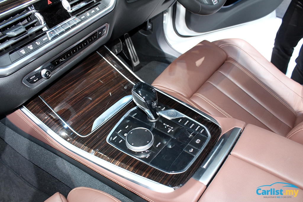 Cụm điều khiển trung tâm của BMW X5 M Sport