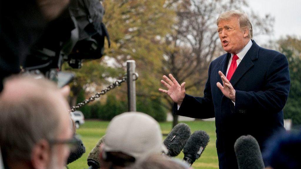 Ông Trump trả lời trước các phóng viên