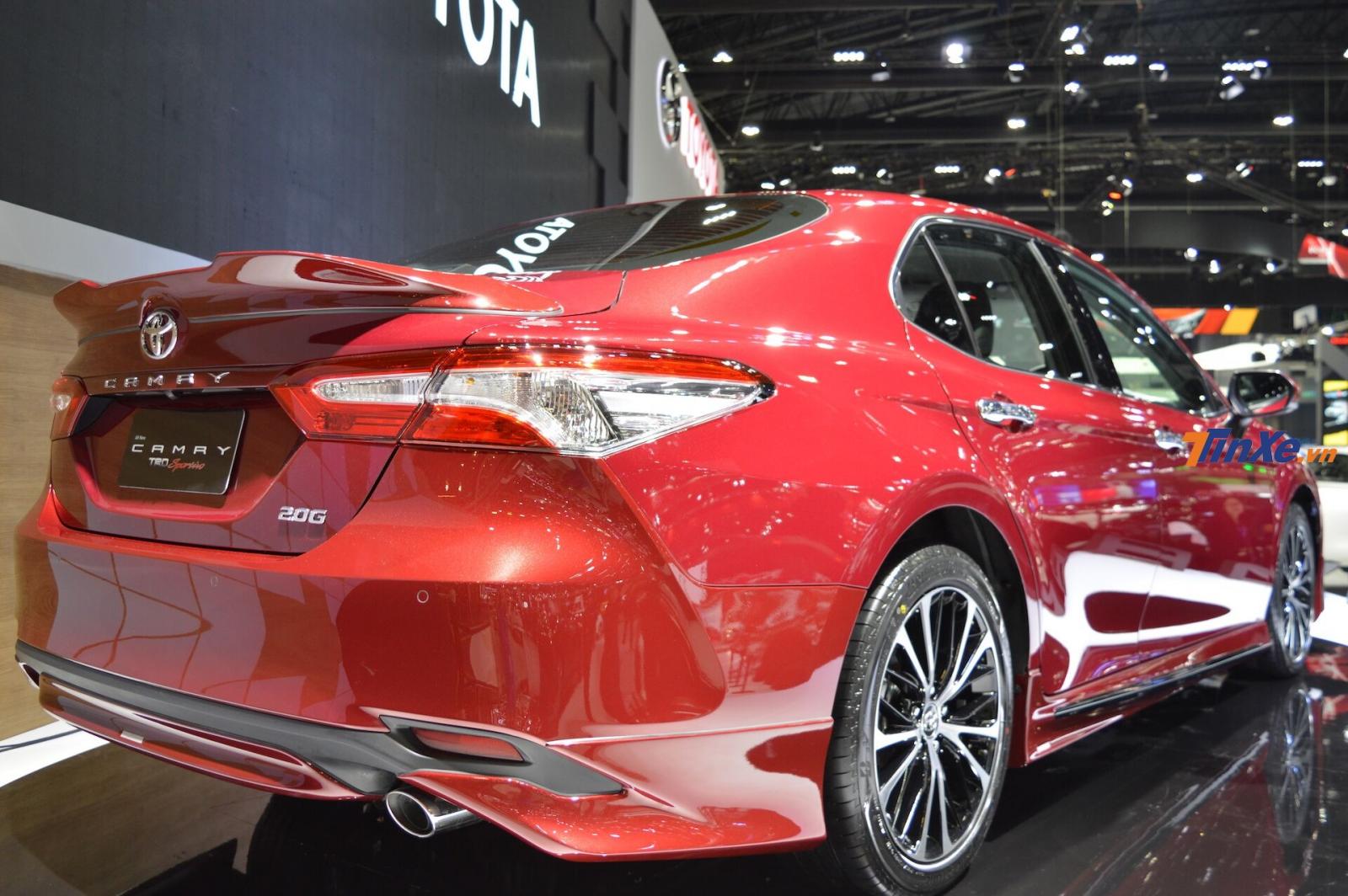 Góc nhìn bao quát hơn về phần đuôi của Toyota Camry TRD Sportivo