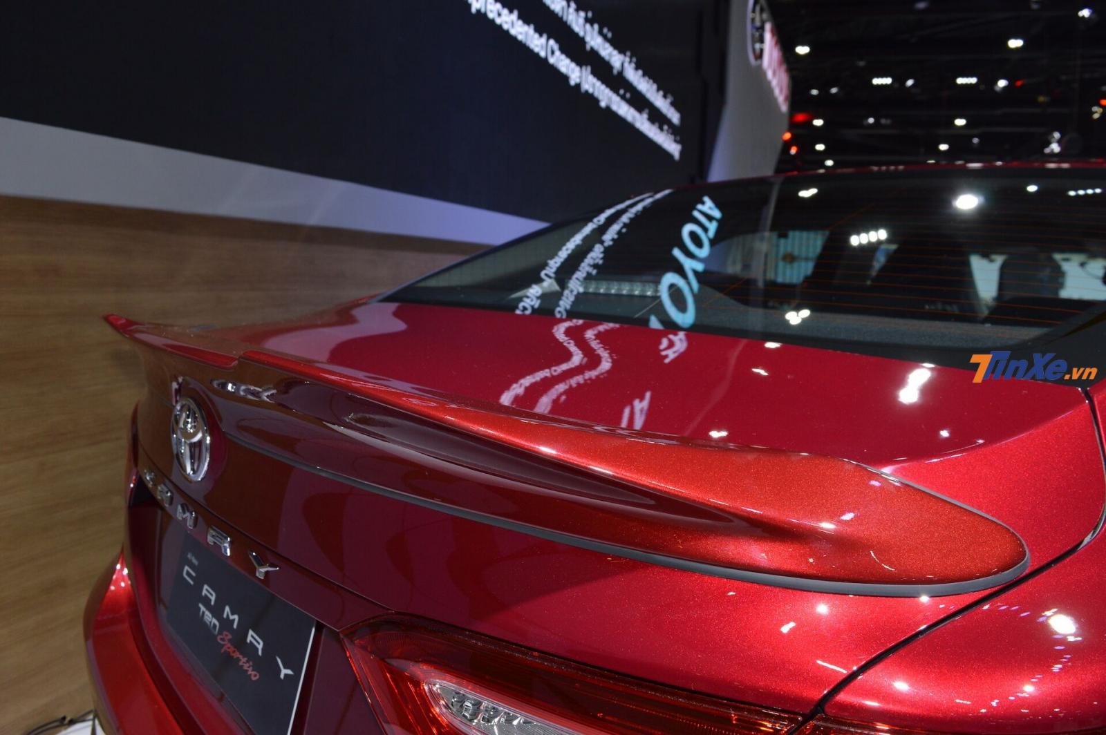 Cánh gió tương đối lớn trên cửa cốp xe