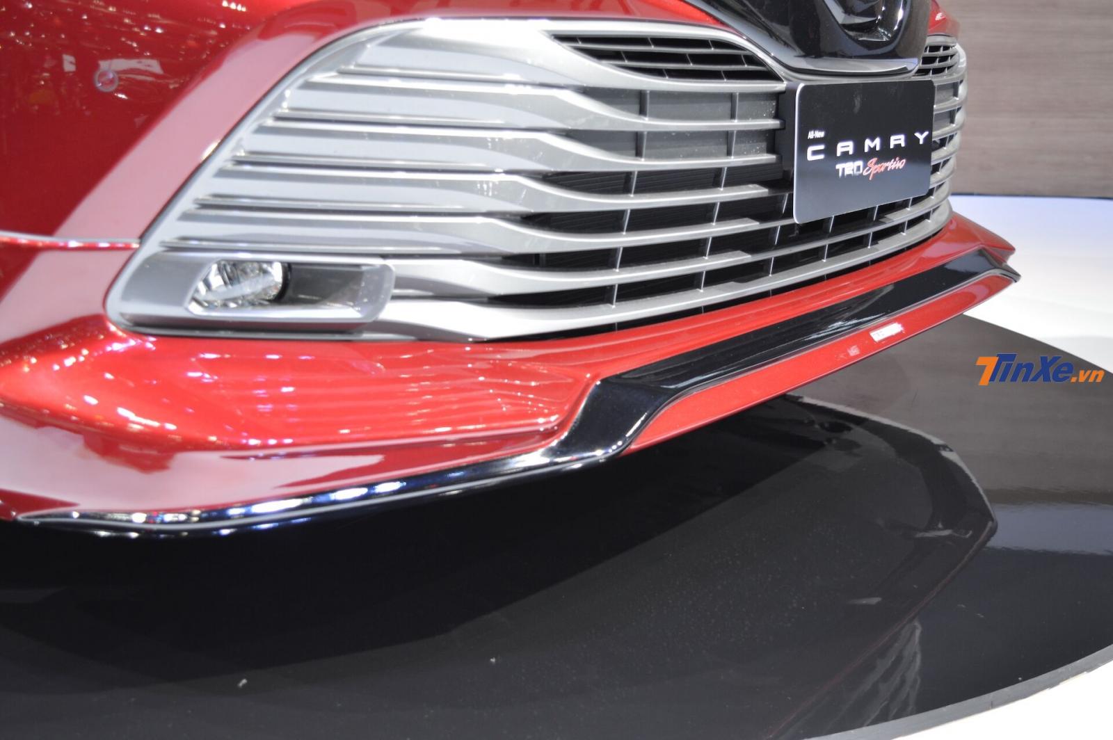 Tấm cản va phía trước có kèm cánh gió