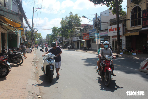 Anh Trần Lê Trang Nghiêm phải dắt xe một đoạn khoảng 100m mới đề được máy