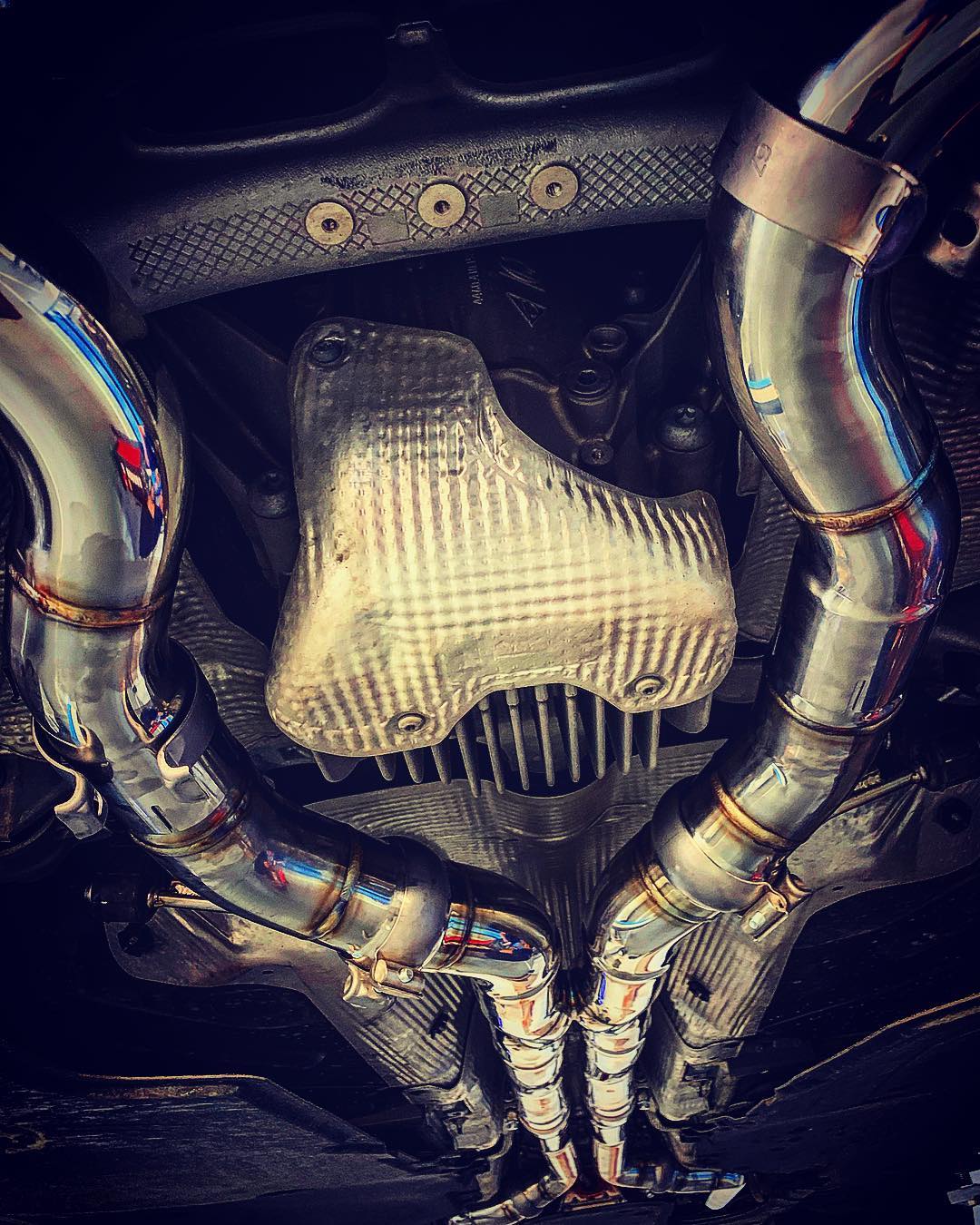 Em trai MC Ngọc Trinh độ ống xả FI cho Porsche Panamera 4S Em trai MC Ngọc Trinh độ ống xả FI cho Porsche Panamera 4S