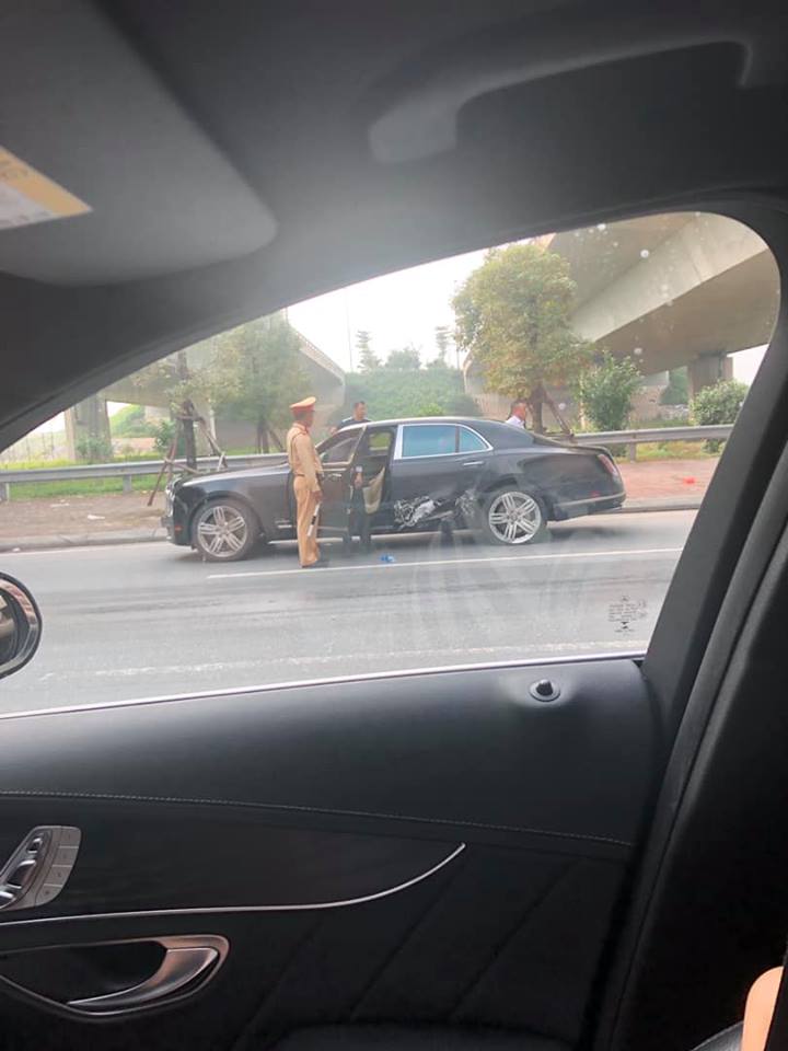 Cảnh sát giao thông nhanh chóng có mặt tại hiện trường vụ tai nạn liên hoàn để lấy lời khai của các nhân chứng Cảnh sát giao thông nhanh chóng có mặt tại hiện trường vụ tai nạn liên hoàn để lấy lời khai của các nhân chứng