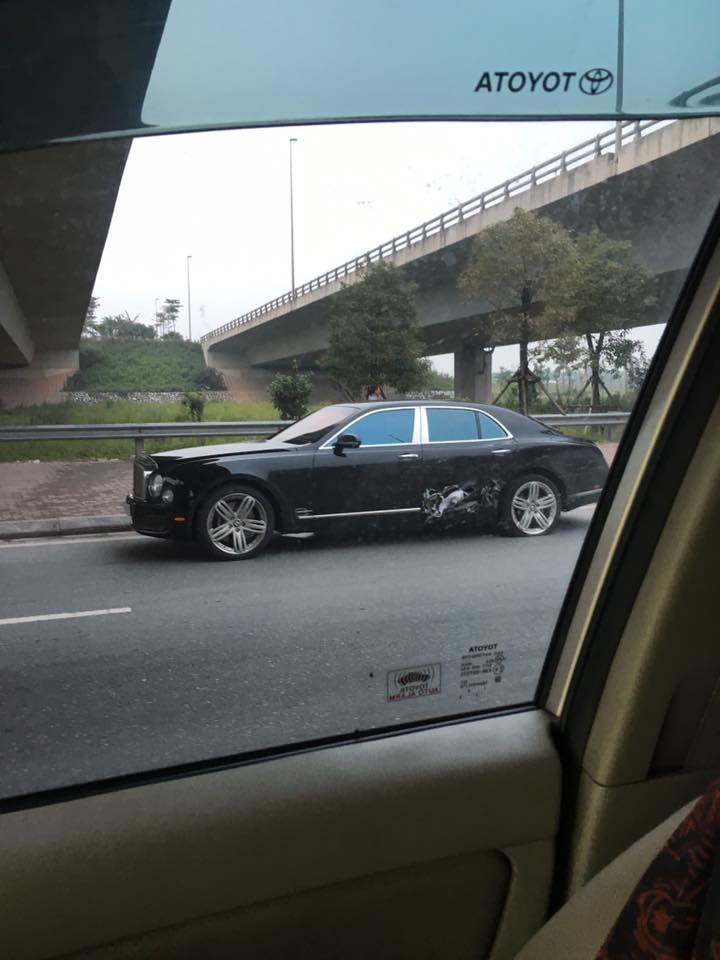 Xe siêu sang Bentley Mulsanne hư hỏng nặng sau tai nạn với 3 chiếc ô tô khác tại Hà Nội Xe siêu sang Bentley Mulsanne hư hỏng nặng sau tai nạn với 3 chiếc ô tô khác tại Hà Nội