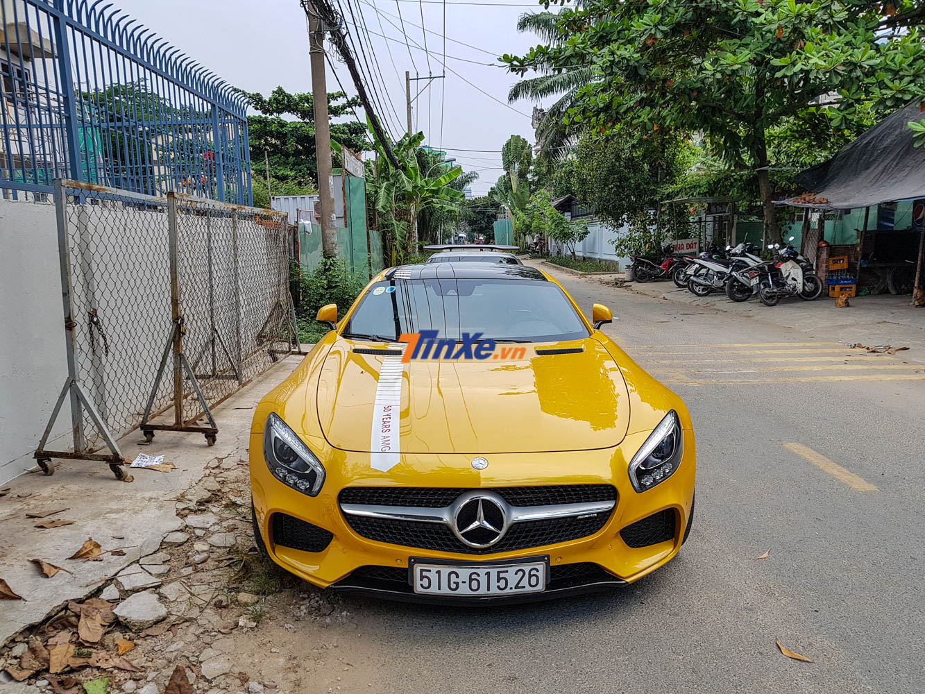 Siêu xe Mercedes-AMG GT S màu vàng