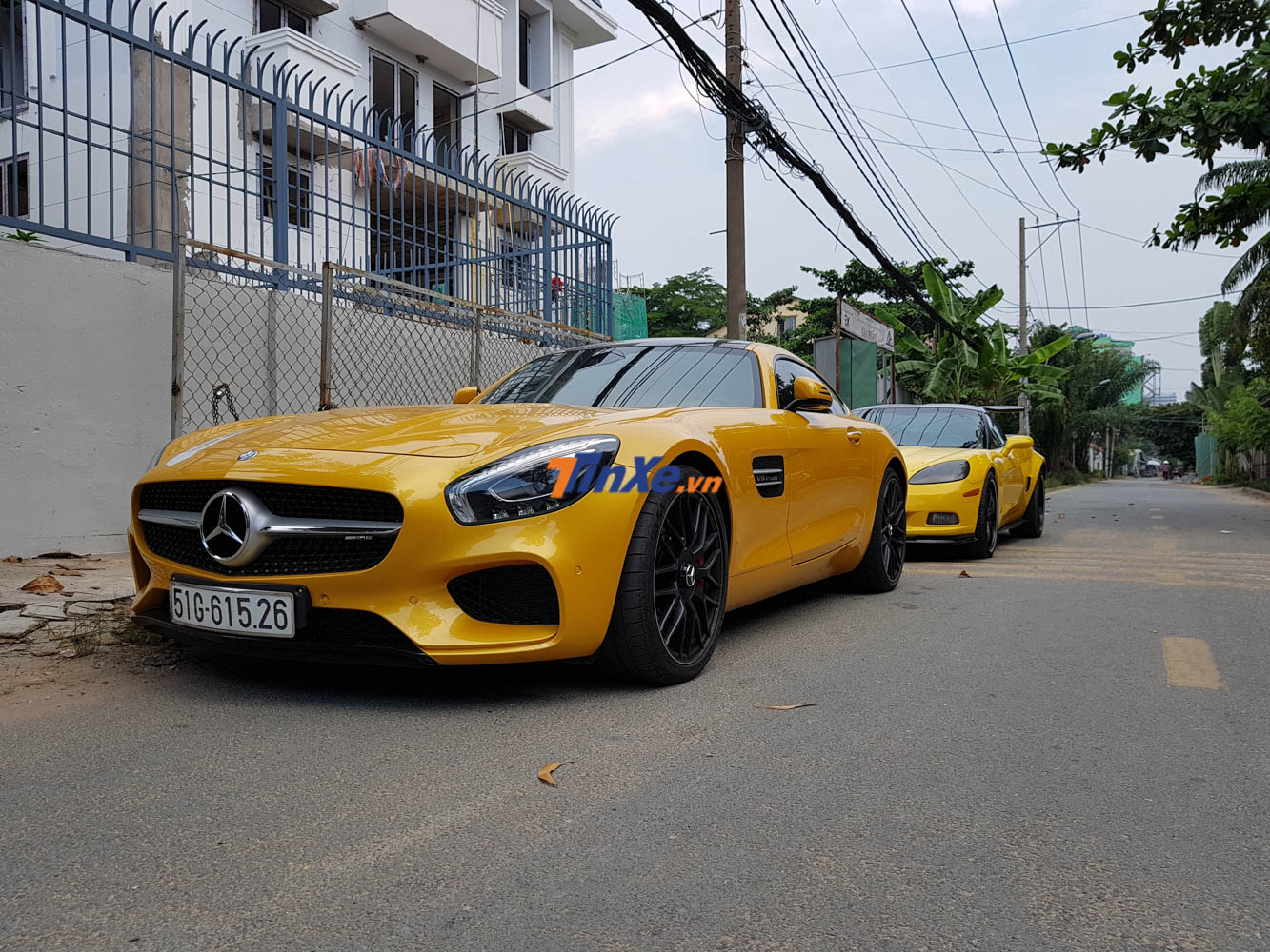 Mercedes-AMG GT S màu vàng trong con hẻm nhỏ gần đường Phạm Văn Đồng
