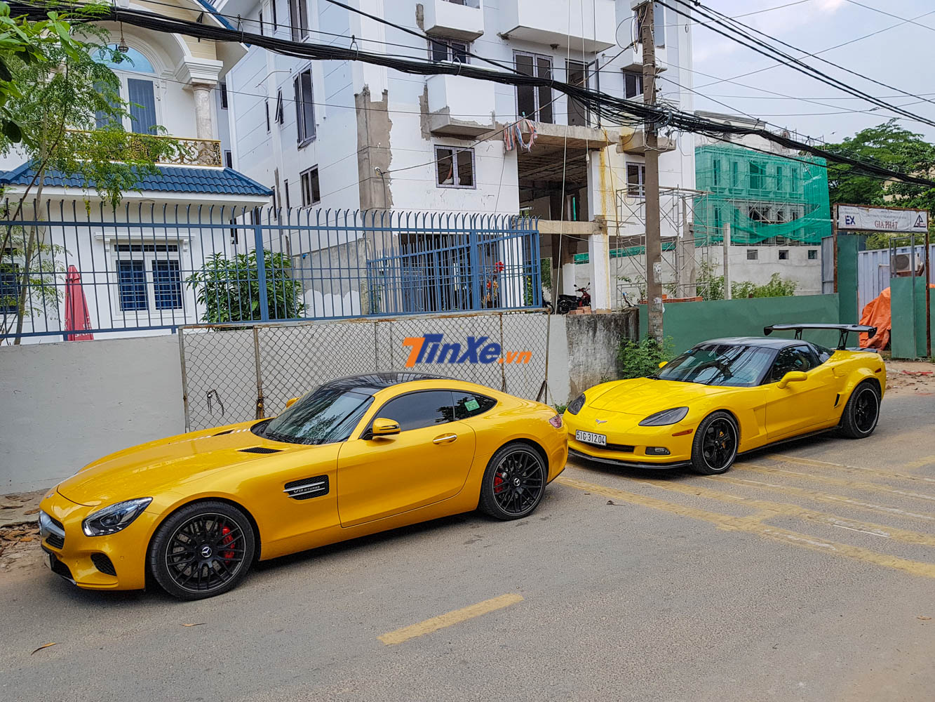 Bộ đôi Mercedes-AMG GT S cùng Chevrolet Corvette C6 đều mang tông màu vàng