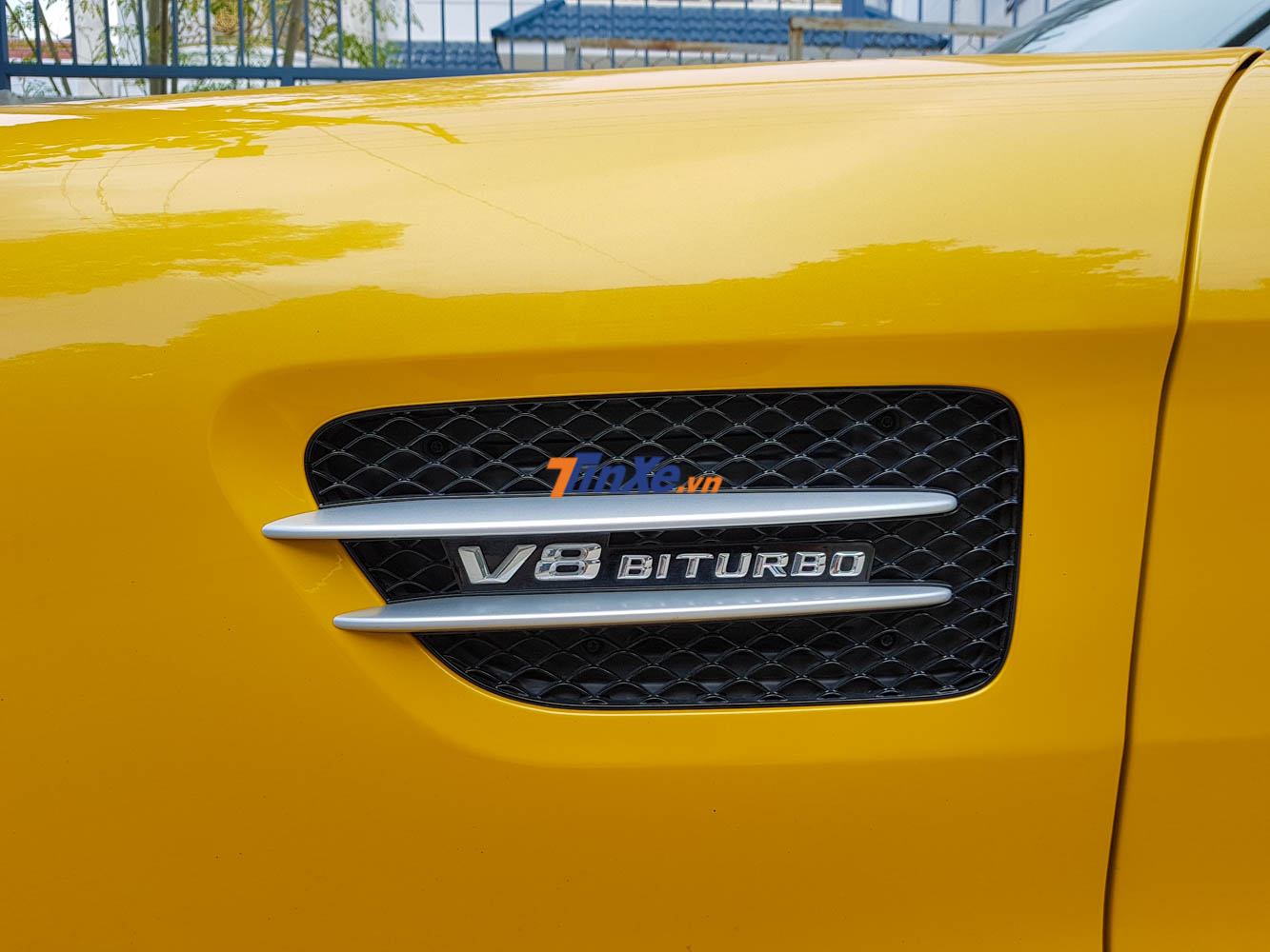Dòng chữ V8 Biturbo bên hông xe ám chỉ động cơ của Mercedes-AMG GT S