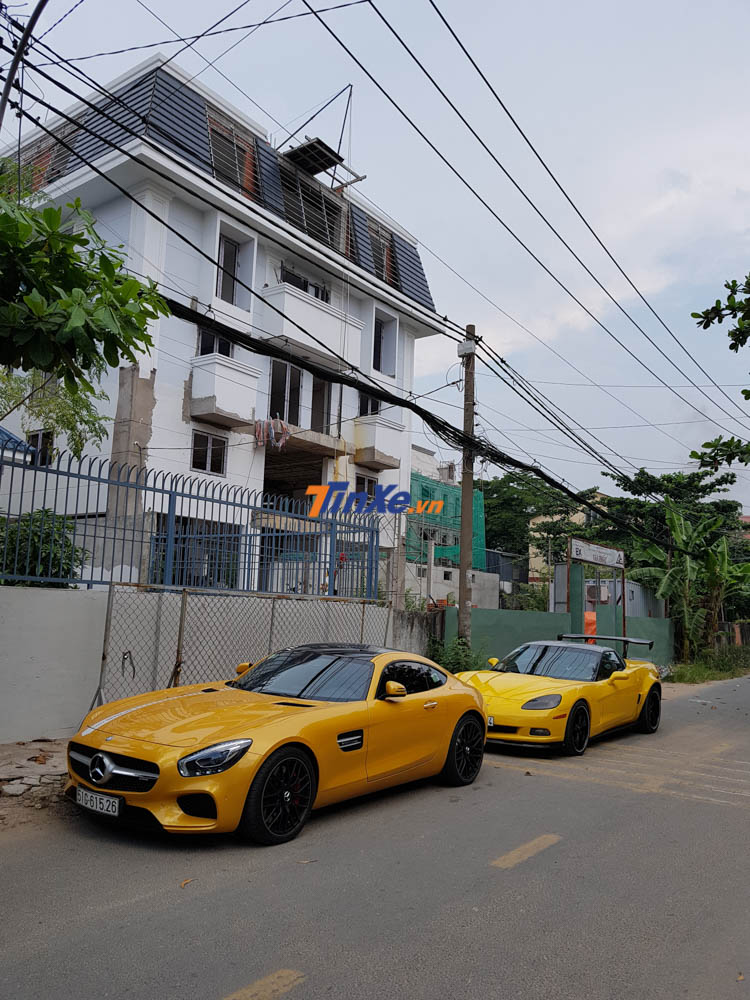 Mercedes-AMG GT S màu vàng cùng Chevrolet Corvette C6 hàng hiếm