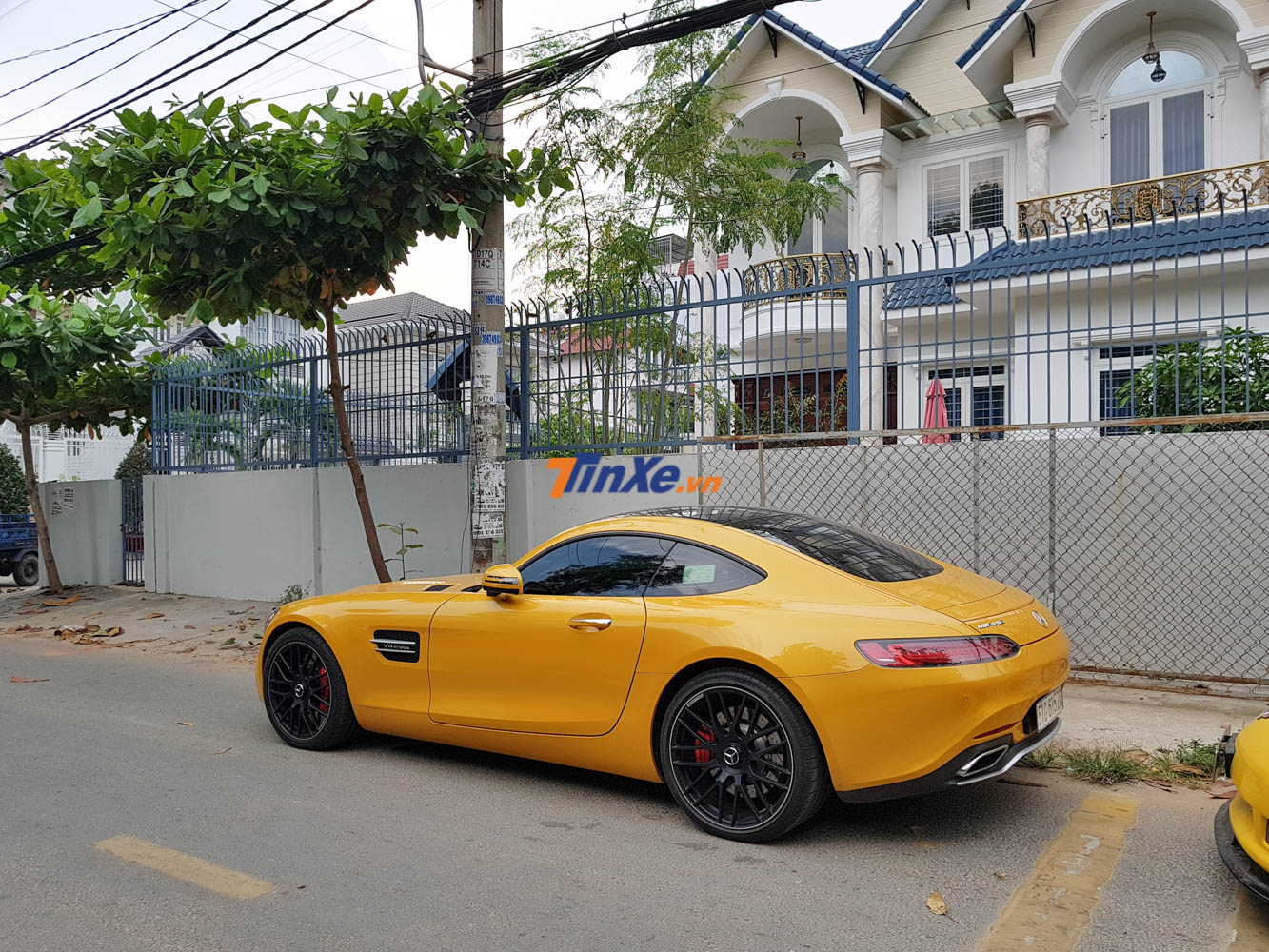 Siêu xe Mercedes-AMG GT S màu vàng có giá bán 8,26 tỷ đồng