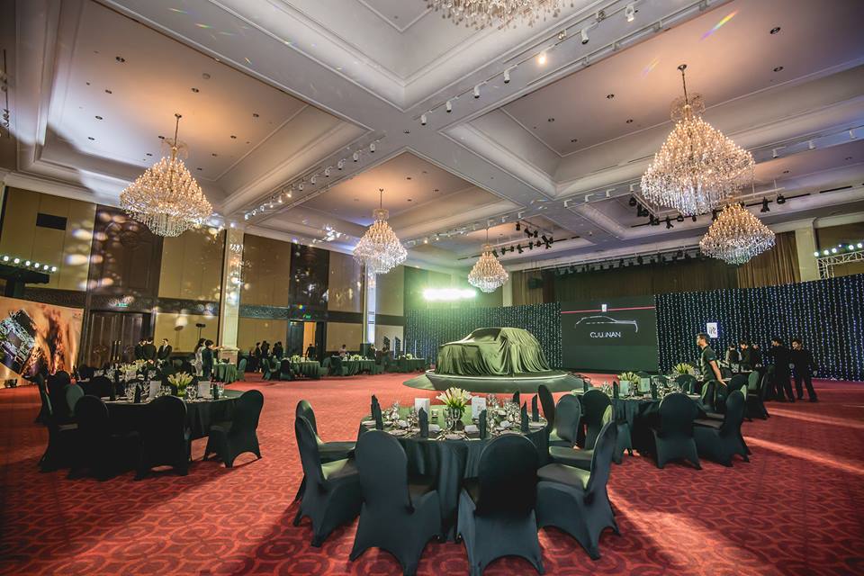 Buổi lễ giới thiệu Rolls-Royce Cullinan tại Campuchia bao trùm trong không gian màu đen