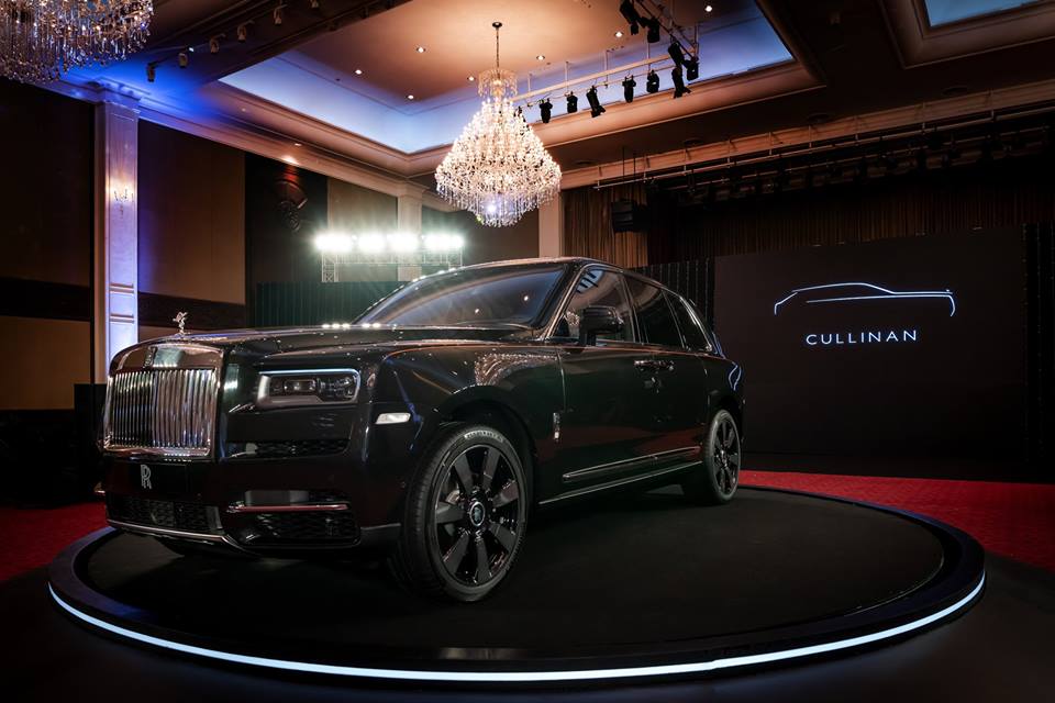 Rolls-Royce Cullinan ra mắt tại Campuchia có ngoại thất sơn màu đen từ đầu đến chân