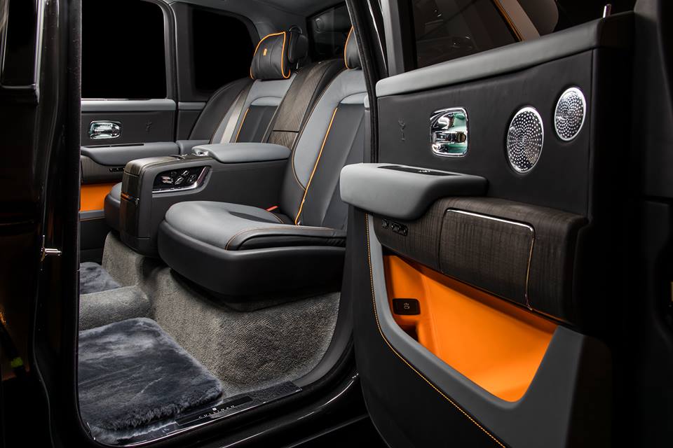 Nội thất cũng mang màu tối nhưng có thêm các chi tiết bọc da và đường chỉ may hoàn thành với màu cam