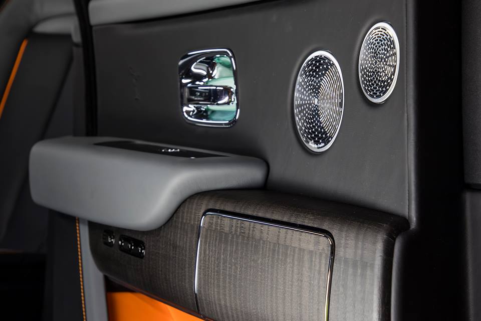 Những tấm gỗ ốp trong khoang lái của Rolls-Royce Cullinan ra mắt tại Campuchia được xử lý nhuộm màu tối