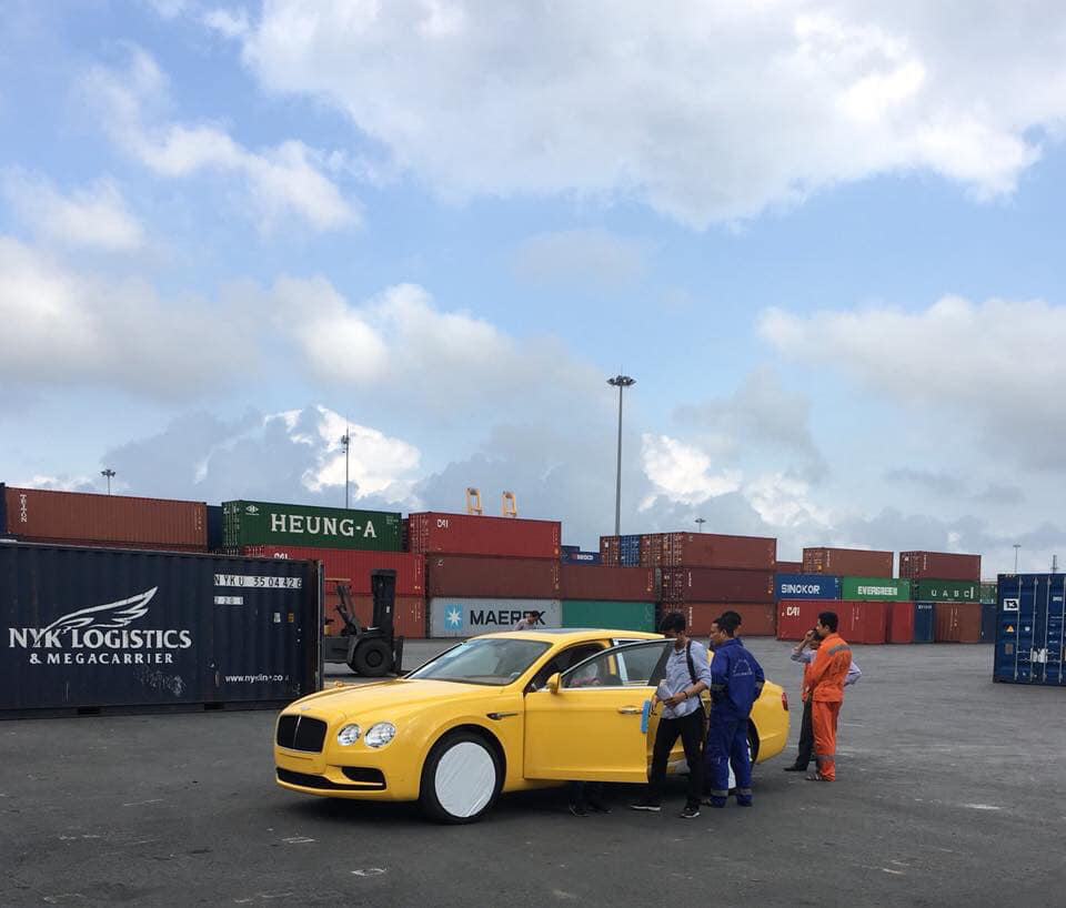 Xe siêu sang Bentley Flying Spur V8 S màu vàng Monaco cập cảng Hải Phòng