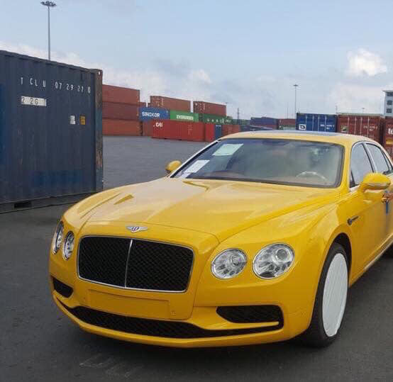 Logo đầu xe với đôi cánh chữ B màu trắng trên nền sơn đỏ chứng tỏ đây là một chiếc Bentley Flying Spur phiên bản V8 S.