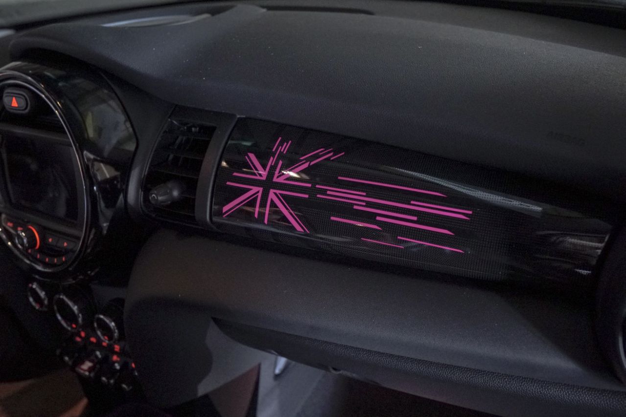 Nội thất trang bị LED tạo hiệu ứng thị giác tốt cho người ngồi trong xe.