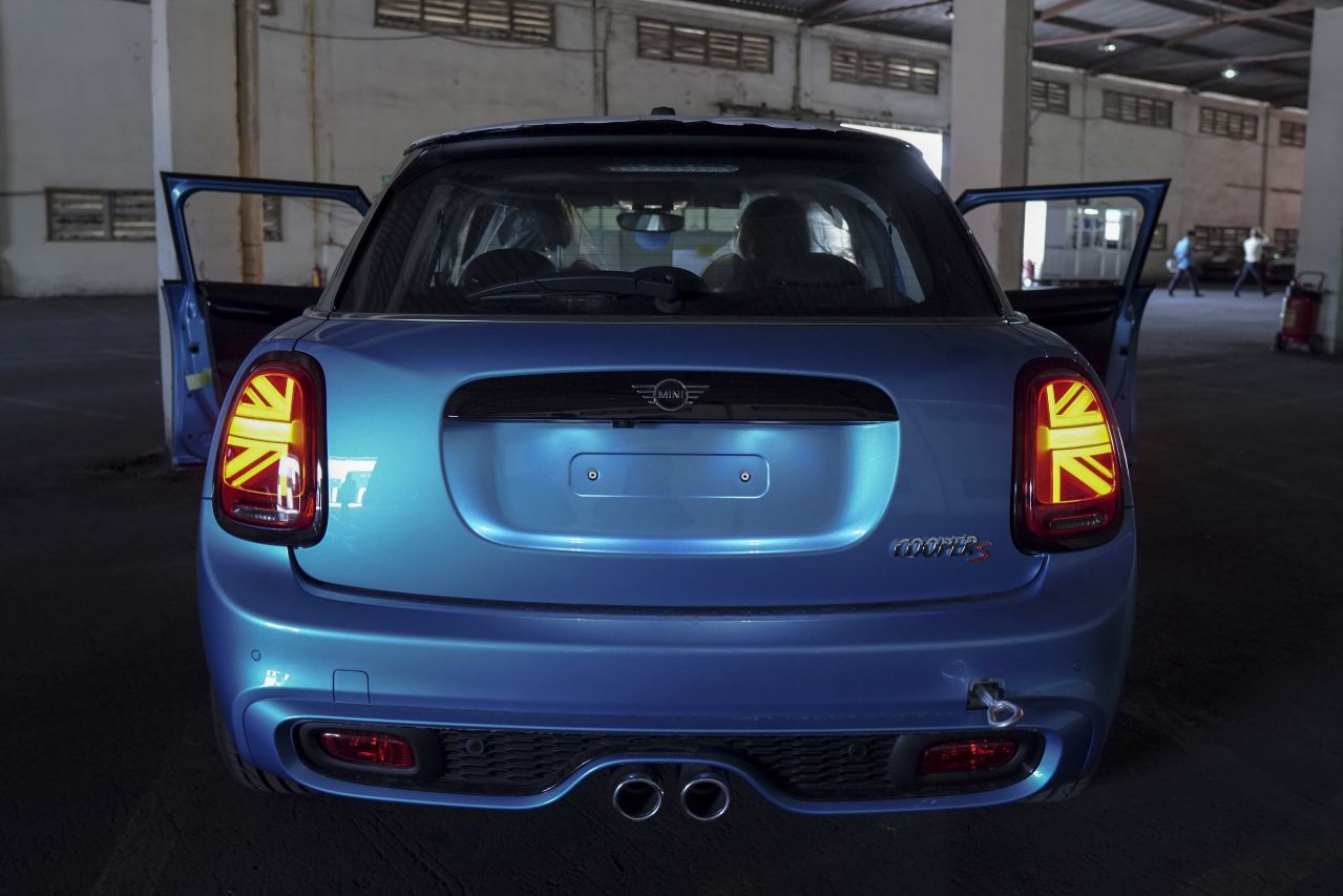 Đuôi xe cá tính hơn với biểu tượng Union Jack.