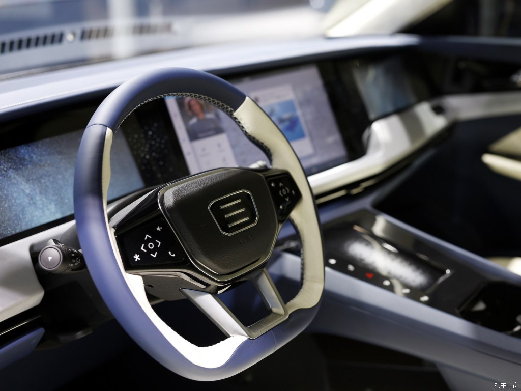 Vô lăng của Enovate ME7 được thiết kế đáy phẳng thể thao Vô lăng của Enovate ME7 được thiết kế đáy phẳng thể thao