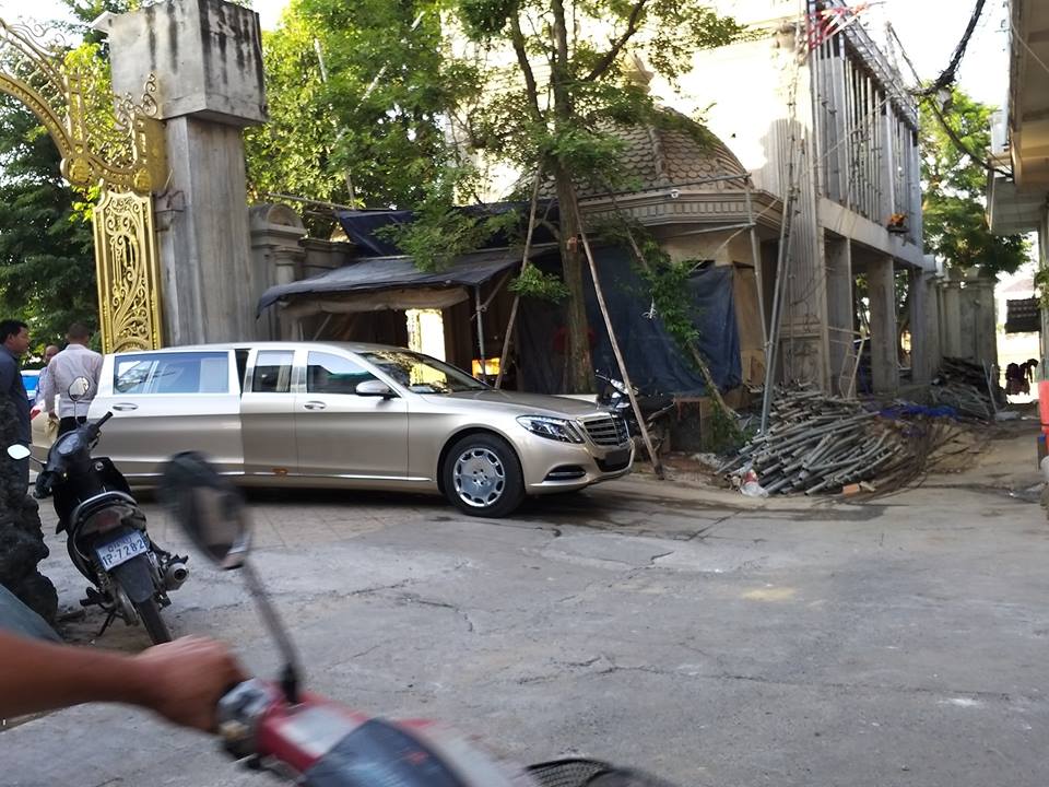 Mercedes-Maybach S600 Pullman trên đường phố Campuchia