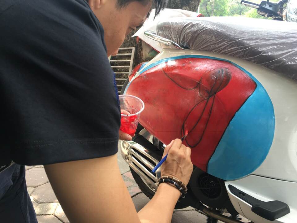 Họa sĩ Gia Tùng hoàn thiện tác phẩm của mình Họa sĩ Gia Tùng hoàn thiện tác phẩm của mình