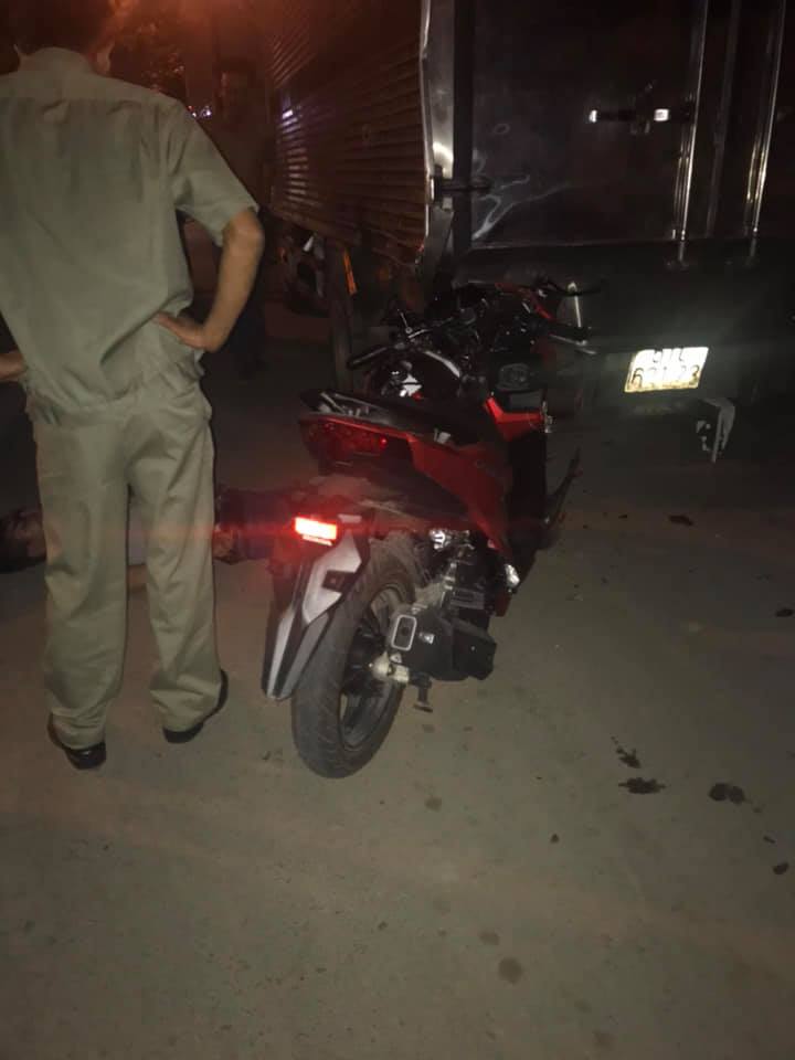 Cú va chạm mạnh khiến người điều khiển xe máy bật ra khỏi xe bị thương khá nặng