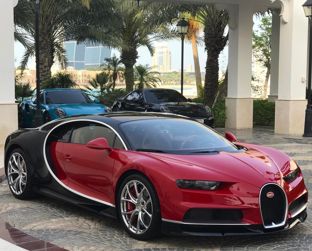 Siêu xe Bugatti Chiron màu đỏ phối đen của vợ chồng Tiểu vương Qatar