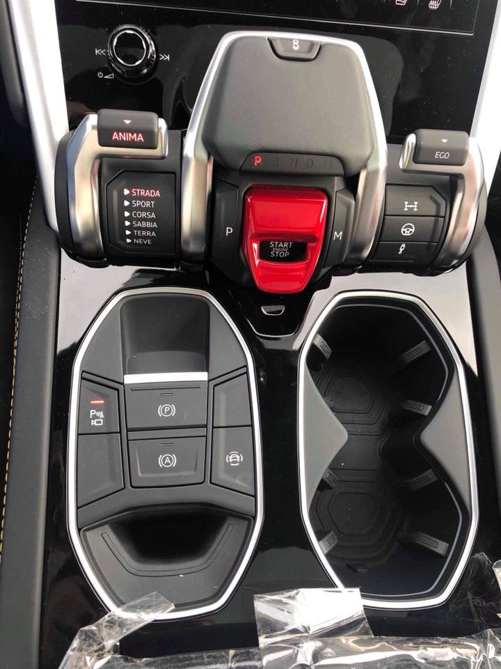 Cụm điều khiển của Lamborghini Urus bao gồm nút khởi động và chế độ lựa chọn lái Anima