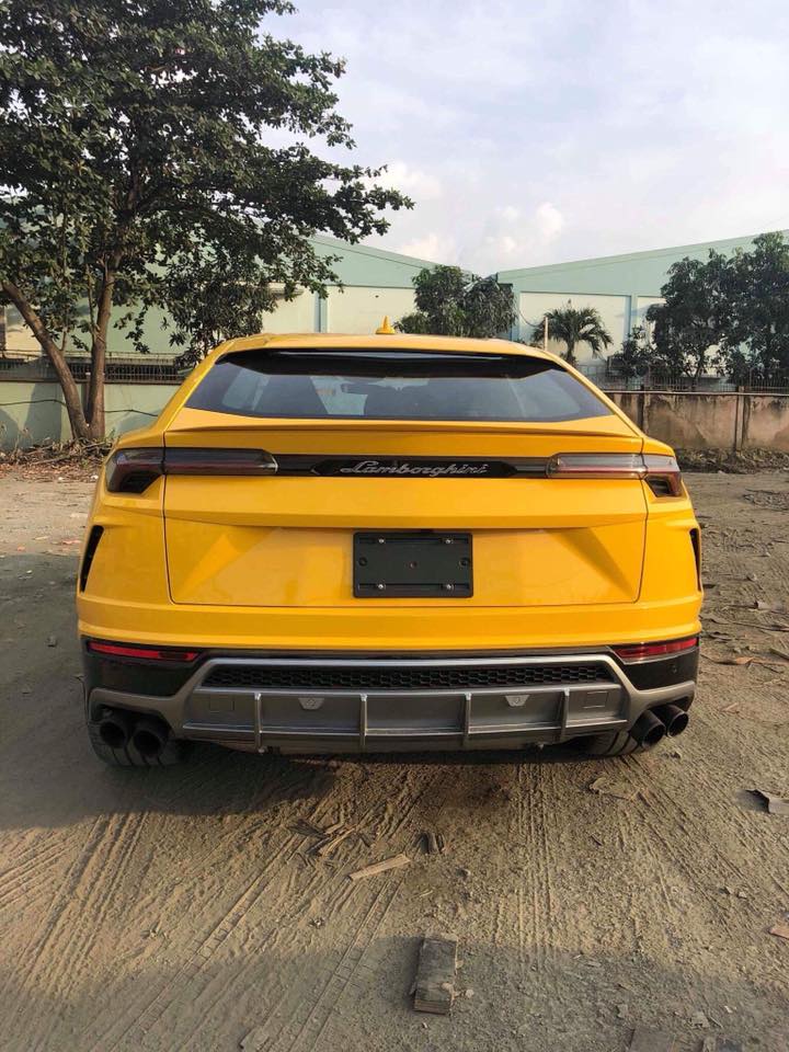 Cản va sau sơn Lamborghini Urus thứ 3 tại Việt Nam mang màu xám và cặp ống xả kép sơn đen nhám