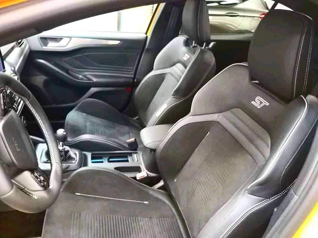 Ghế Recaro với logo ST trên lưng ghế của Ford Focus phiên bản hiệu suất cao