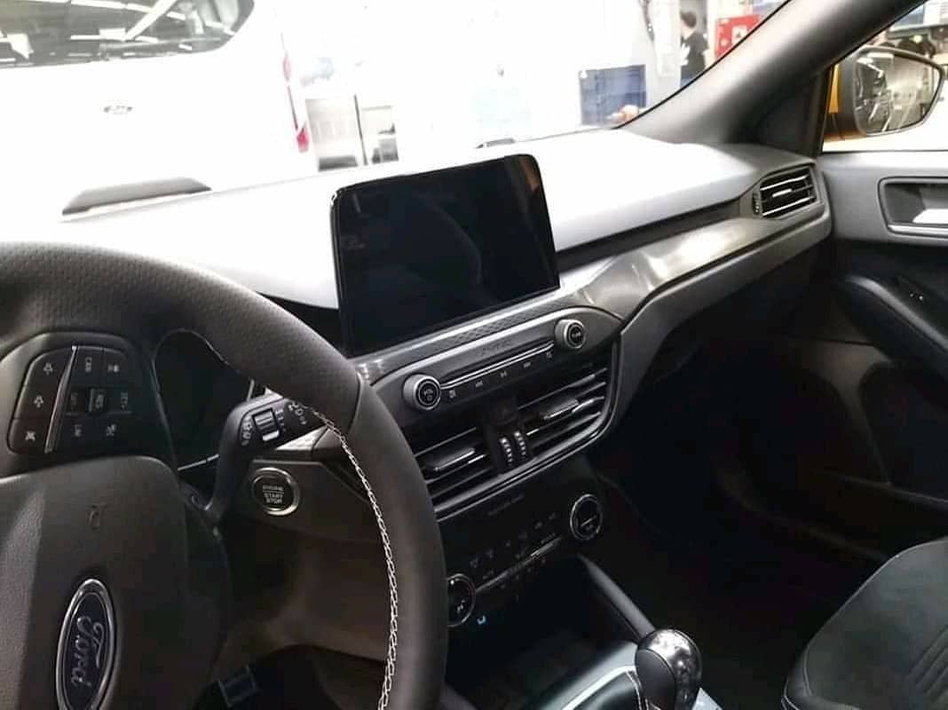 Ford Focus ST 2019 đi kèm vô lăng bọc da và màn hình trung tâm nằm độc lập trên mặt táp-lô