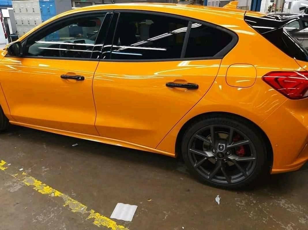 Ford Focus ST 2019 được trang bị vành siêu nhẹ và tay nắm cửa màu đen