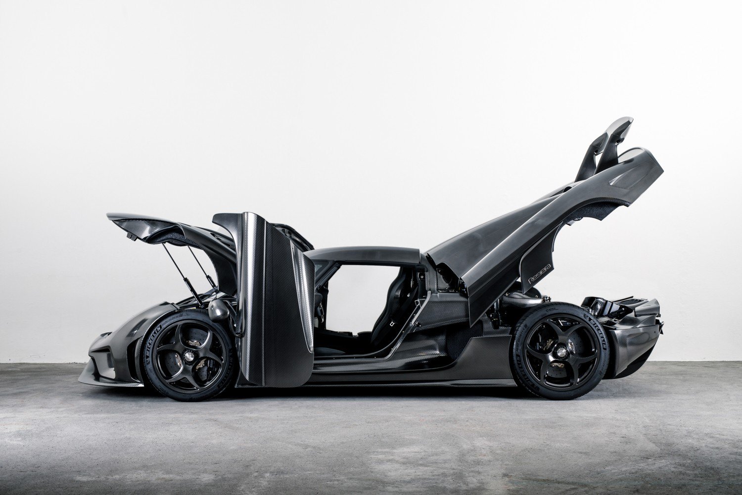 Vẻ đẹp của siêu xe Koenigsegg Regera sợi carbon mờ