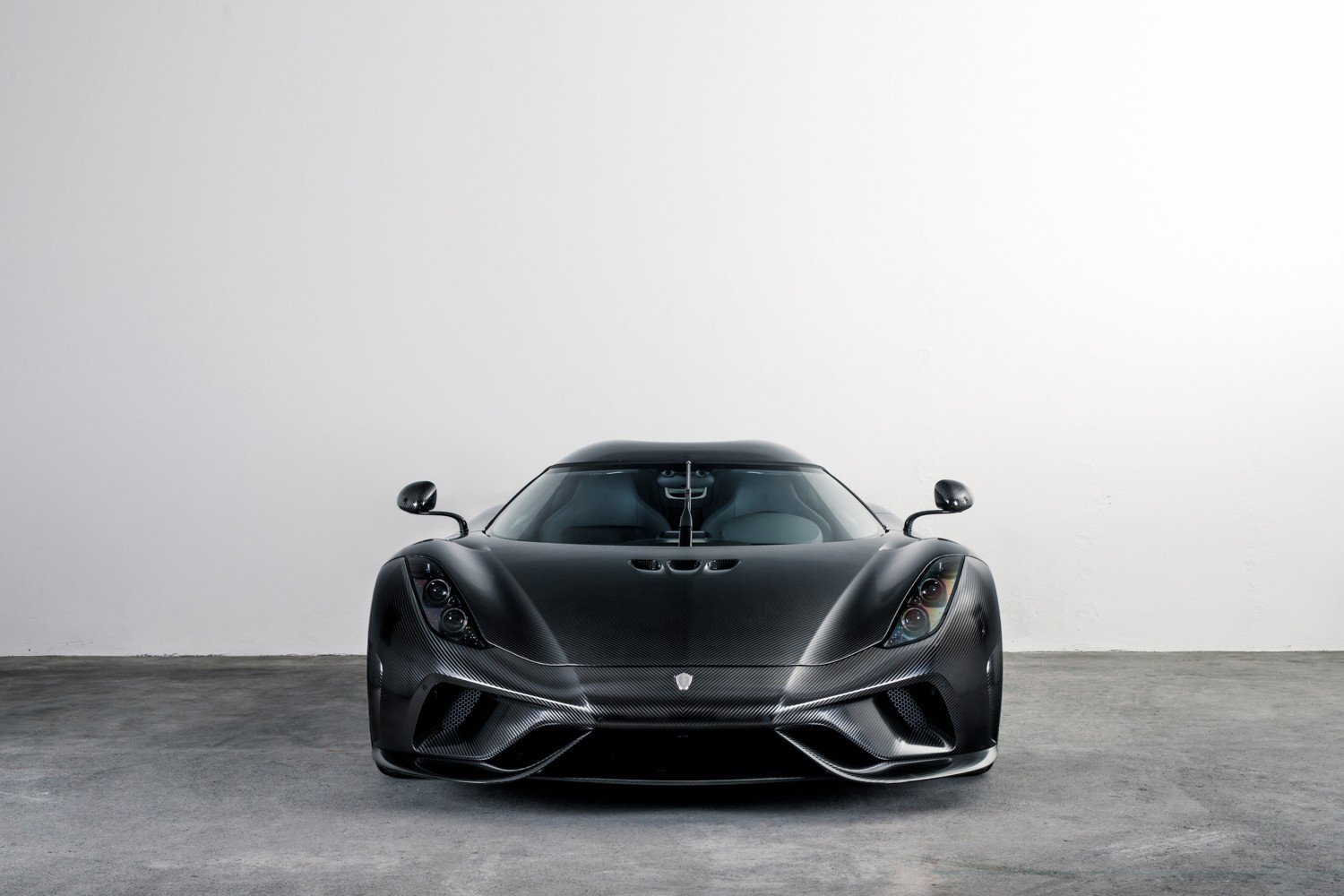 Đây chính là siêu xe Koenigsegg Regera đầu tiên trên thế giới tắm mình trong sợi carbon mờ