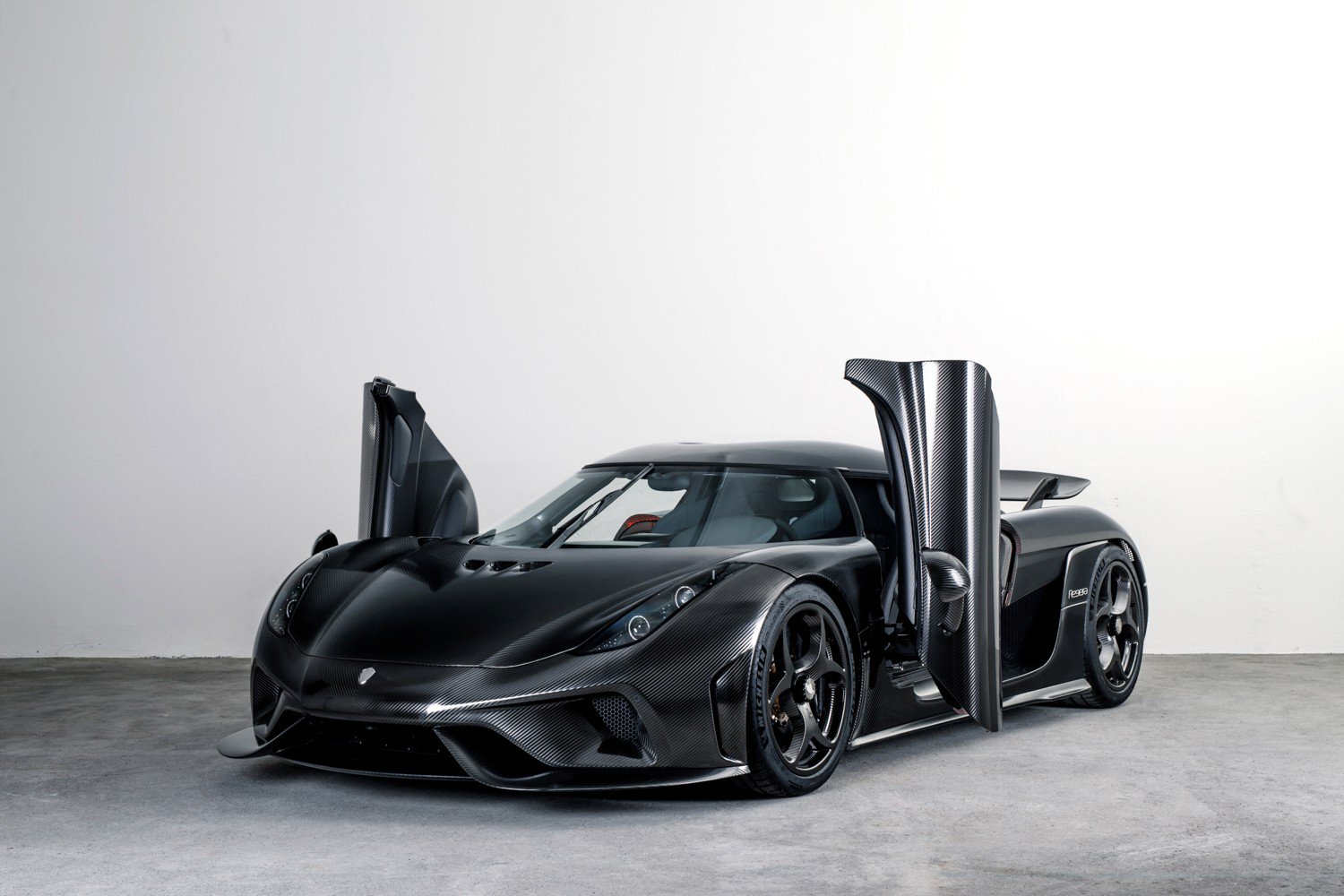 Bộ áo này do Koenigsegg Naked Carbon tạo ra