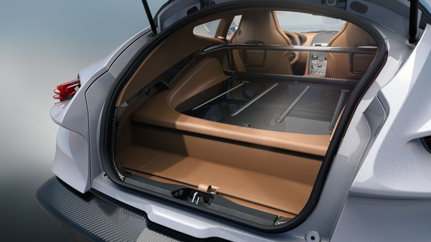Phần da bọc nội thất màu nâu, ngoài ra còn có nhiều chi tiết bằng sợi carbon Phần da bọc nội thất màu nâu, ngoài ra còn có nhiều chi tiết bằng sợi carbon