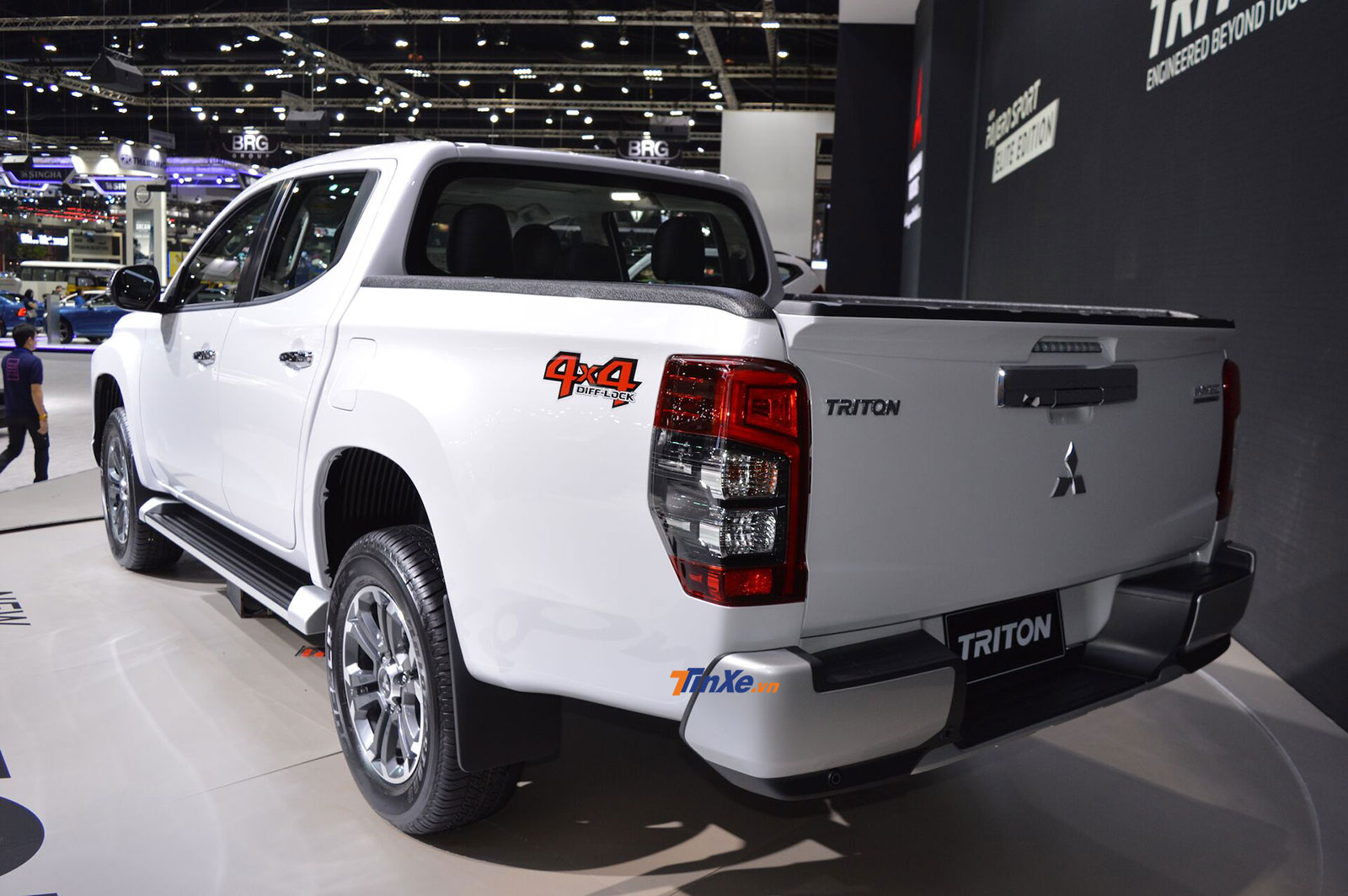 Phía sau xuất hiện cụm đèn hậu nằm dọc