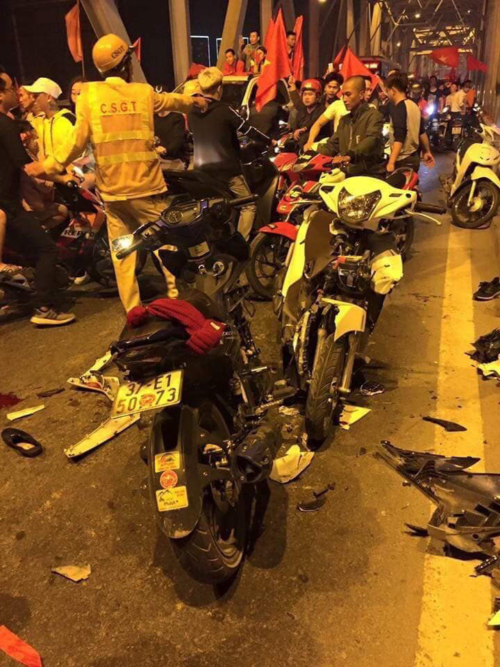 Hai chiếc xe máy bị vỡ nát đầu sau va chạm trực diện Hai chiếc xe máy bị vỡ nát đầu sau va chạm trực diện