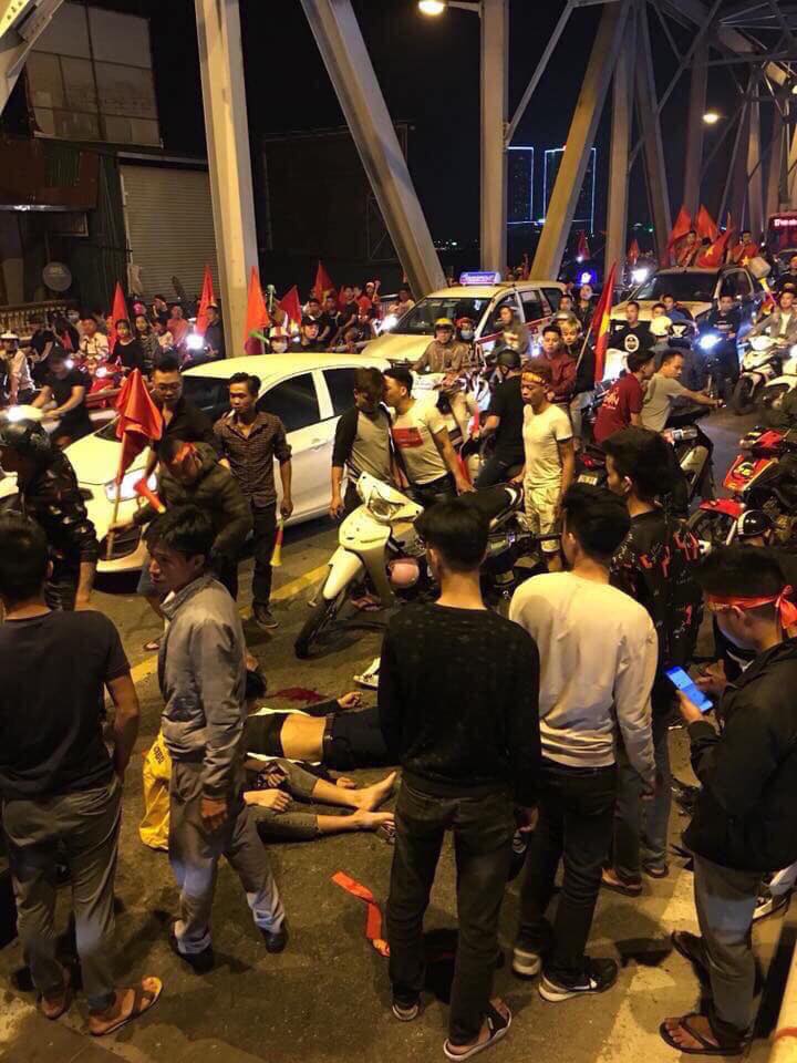 Vụ tai nạn thu hút sự chú ý của nhiều người hiếu kỳ Vụ tai nạn thu hút sự chú ý của nhiều người hiếu kỳ