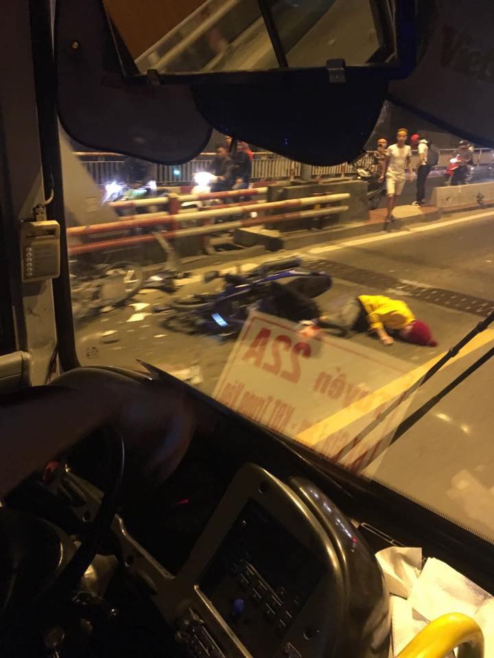 Thanh niên điều khiển chiếc Yamaha Exciter nằm trên mặt đường Thanh niên điều khiển chiếc Yamaha Exciter nằm trên mặt đường