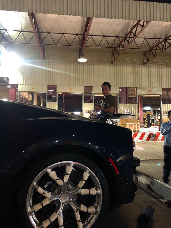 Bộ mâm của xe được dán đề-can cẩn thận nhằm tránh trầy xước khi vận chuyển về Campuchia Bộ mâm của xe được dán đề-can cẩn thận nhằm tránh trầy xước khi vận chuyển về Campuchia