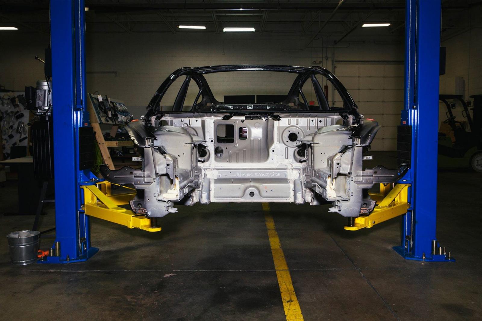 Thân thể của một chiếc Tesla Model 3 đã được tháo rời trong nhà kho của Munro & Associates.
