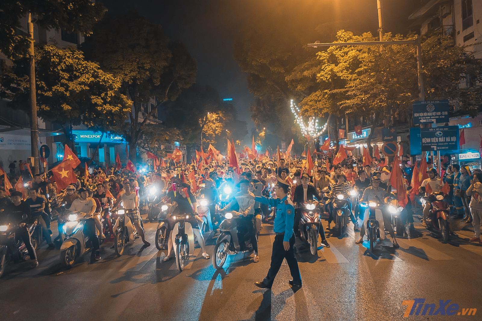 Lượng người sử dụng xe gắn máy để đi ăn mừng cực lớn gây ô nhiễm môi trường và nguy hiểm cho nhiều người