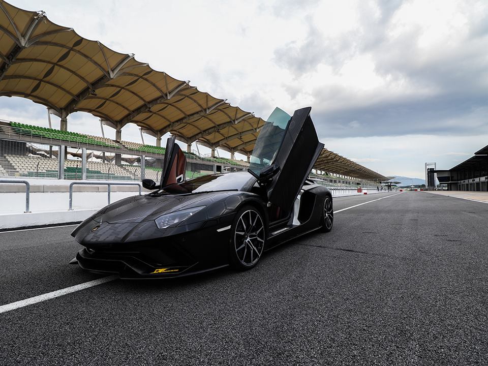 Lamborghini Aventador SVJ tung cánh tại đường đua Sepang