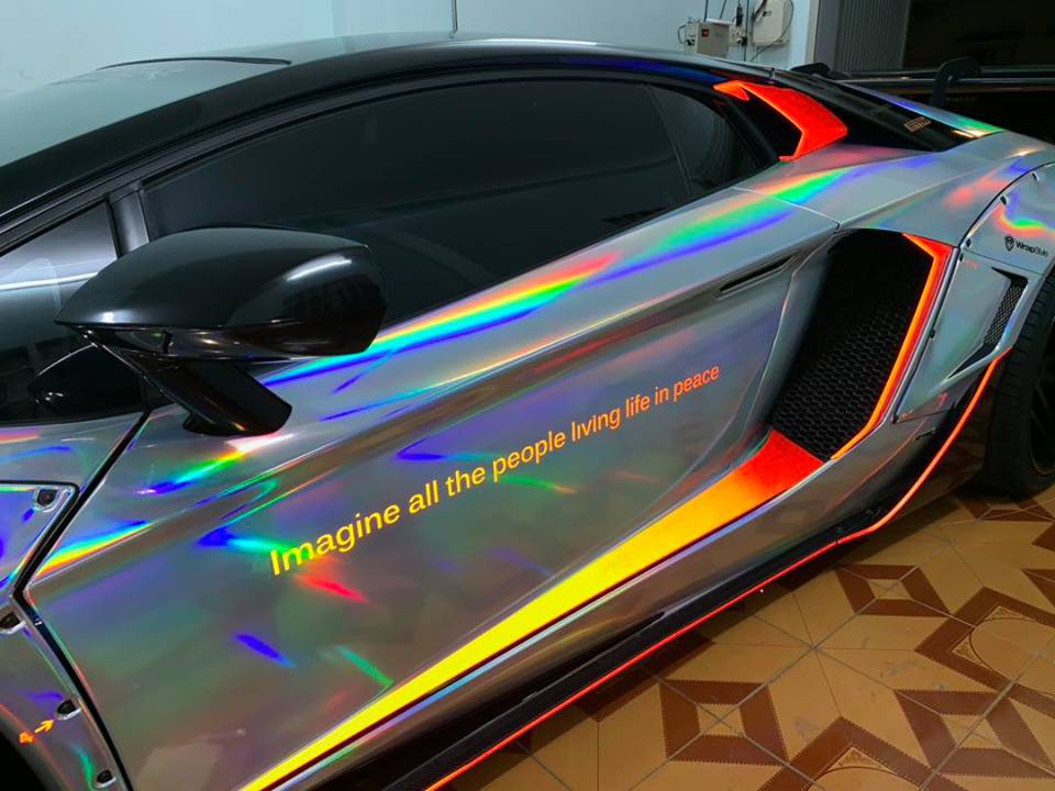 Bộ áo màu crôm tán sắc giúp ngoại hình siêu xe Lamborghini Aventador độ body kit bản giới hạn Liberty Walk gần 3 tỷ đồng trở nên nổi bật Bộ áo màu crôm tán sắc giúp ngoại hình siêu xe Lamborghini Aventador độ body kit bản giới hạn Liberty Walk gần 3 tỷ đồng trở nên nổi bật