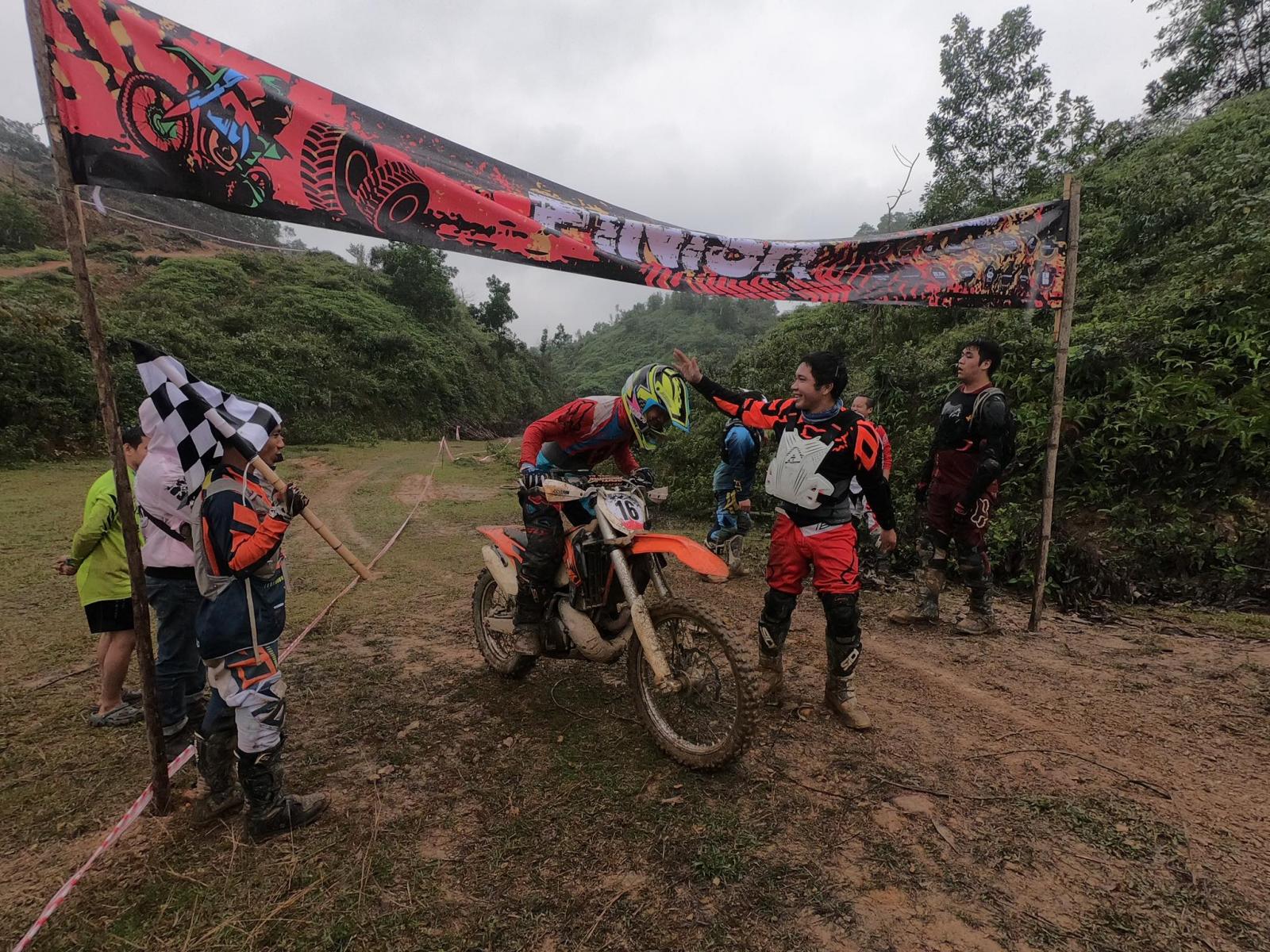 Người thắng cuộc là anh Trần Đình Cường, một trong những vận động viên lớn tuổi nhất của giải nhưng lại đầy sức mạnh và sự khéo léo. Tất cả đã mang về chức vô địch lần thứ 3 liên tiếp tại các giải đua cào cào khu vực miền Bắc cho tay nài không tuổi này. Người thắng cuộc là anh Trần Đình Cường, một trong những vận động viên lớn tuổi nhất của giải nhưng lại đầy sức mạnh và sự khéo léo. Tất cả đã mang về chức vô địch lần thứ 3 liên tiếp tại các giải đua cào cào khu vực miền Bắc cho tay nài không tuổi này.