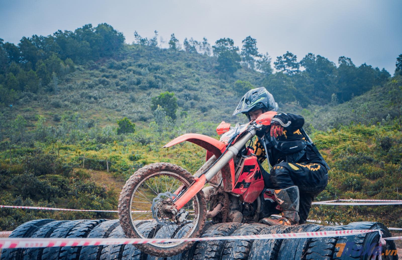 Một số lựa chọn cách an toàn hơn để vượt chướng ngại vật đó là dắt chiến mã của mình qua với sự hỗ trợ của chiếc xe. Một số lựa chọn cách an toàn hơn để vượt chướng ngại vật đó là dắt chiến mã của mình qua với sự hỗ trợ của chiếc xe.