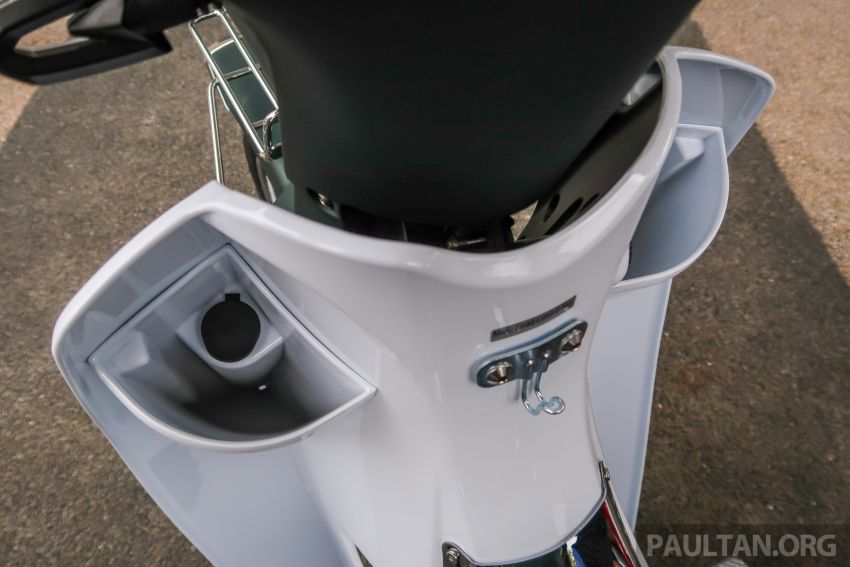 Cổng sạc USB bên trong hộc để đồ nhỏ. Ở dưới đồng hồ là móc treo đồ với khả năng chịu tải 0,5 kg Cổng sạc USB bên trong hộc để đồ nhỏ. Ở dưới đồng hồ là móc treo đồ với khả năng chịu tải 0,5 kg